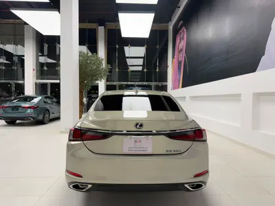 2023 لكزس إي إس 350