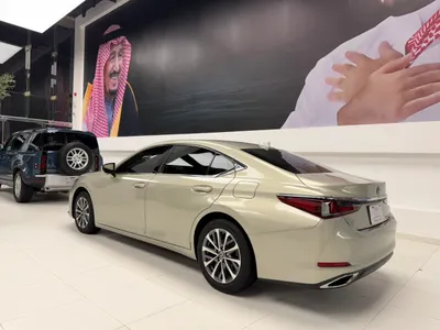 2023 لكزس إي إس 350