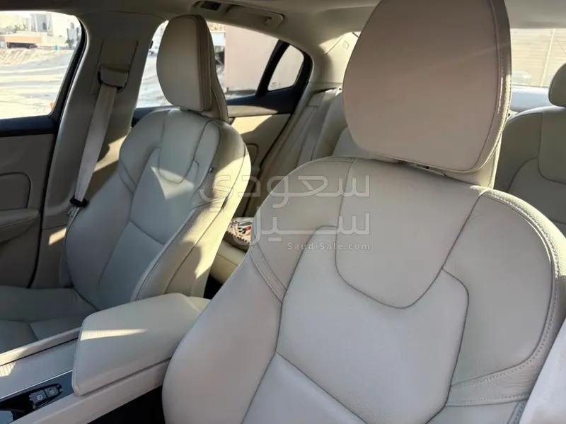 2022 فولفو اس60