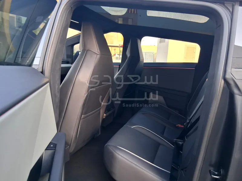 2024 تيسلا سايبر تراك