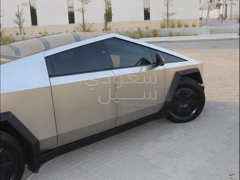 2024 تيسلا سايبر تراك