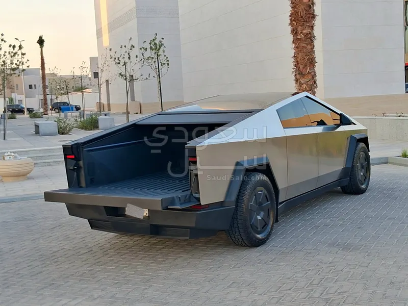 2024 تيسلا سايبر تراك