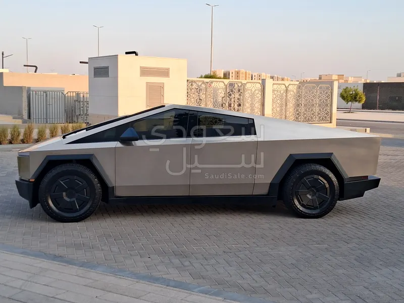 2024 تيسلا سايبر تراك
