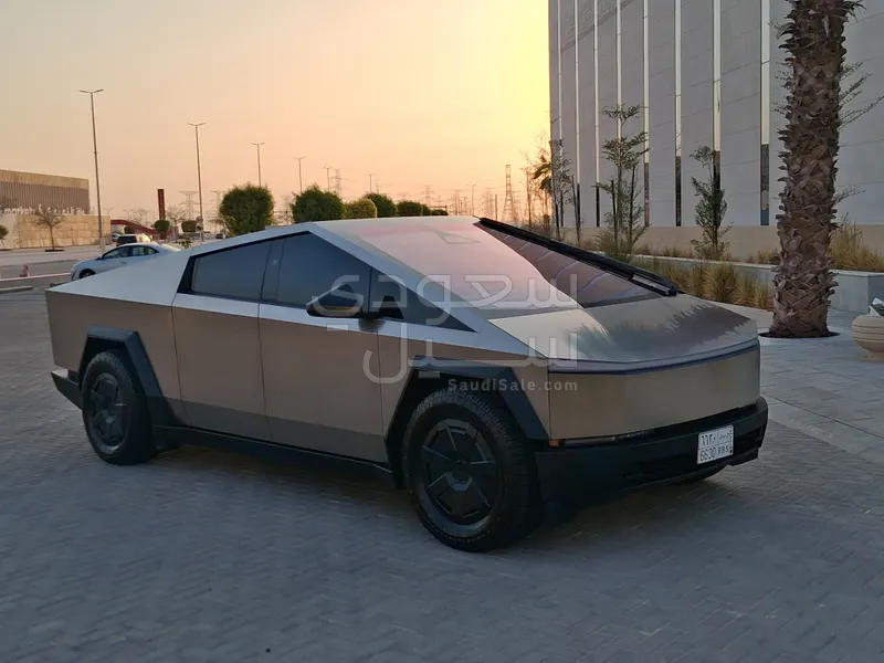 2024 تيسلا سايبر تراك