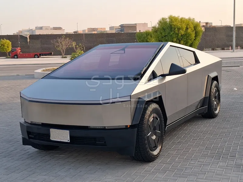 2024 تيسلا سايبر تراك