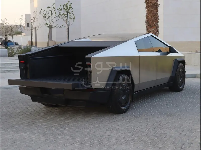 2024 تيسلا سايبر تراك