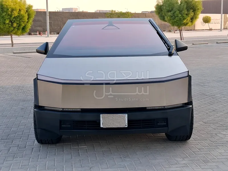2024 تيسلا سايبر تراك