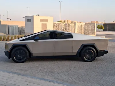 2024 تيسلا سايبر تراك