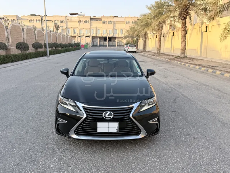 2017 لكزس إي إس 350