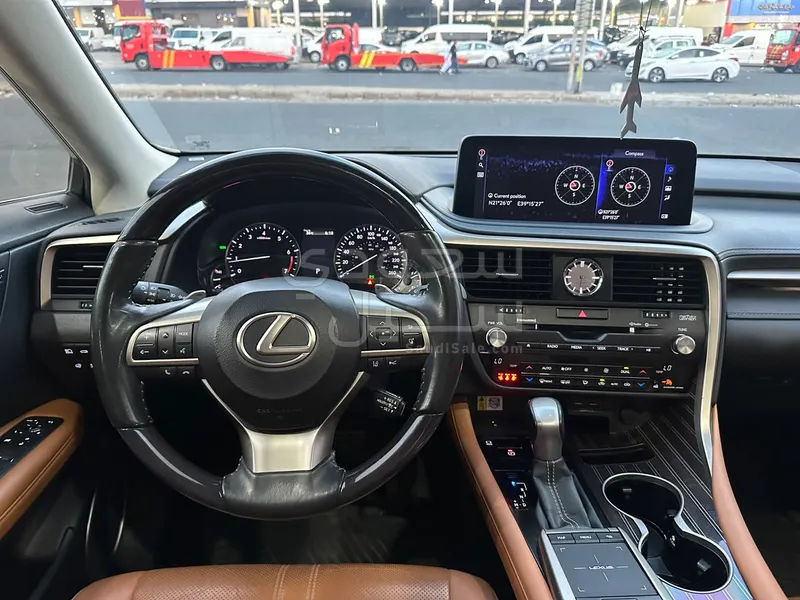 2022 لكزس أر إكس 350