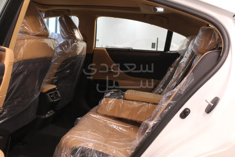2025 لكزس إي إس 350