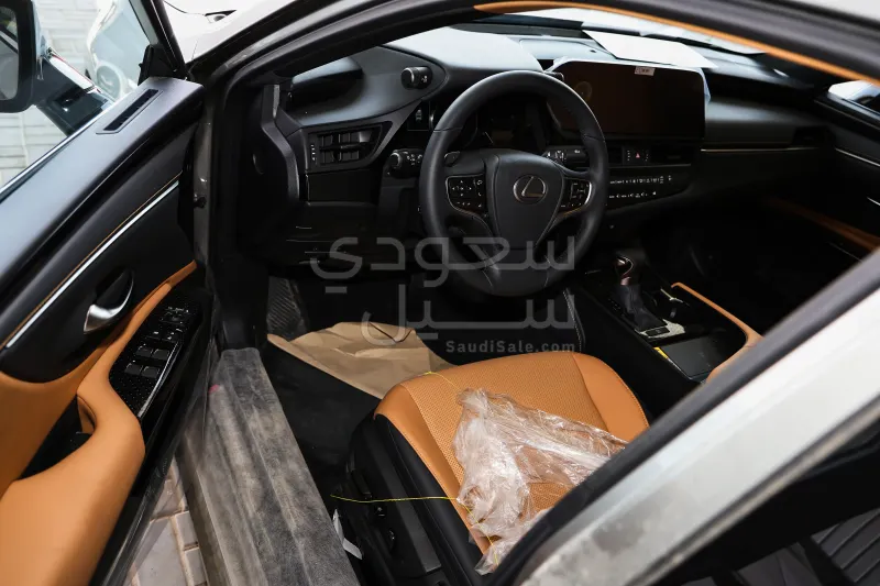 2025 لكزس إي إس 250