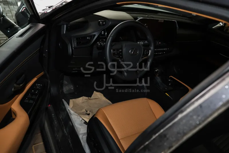 2025 لكزس إي إس 250