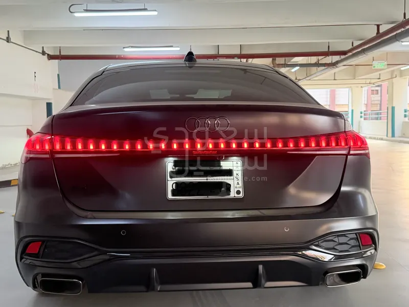 2025 اودي اي 5 45 تي اف اس اي اس لاين