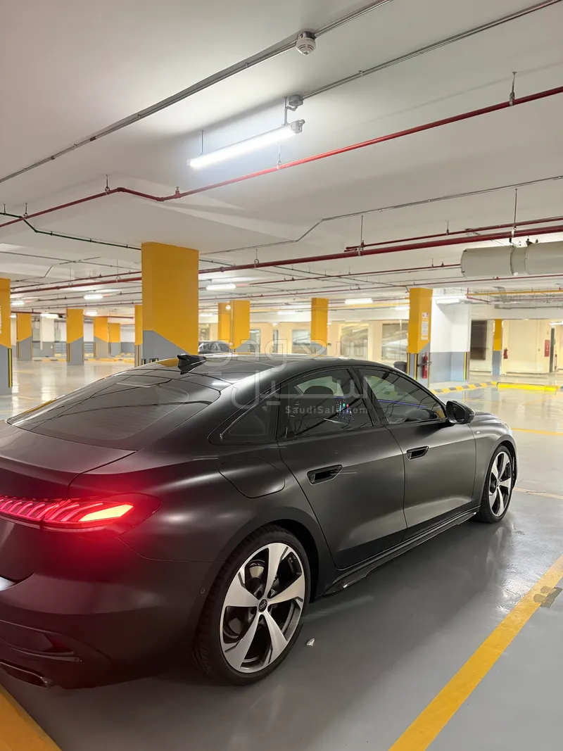 2025 اودي اي 5 45 تي اف اس اي اس لاين