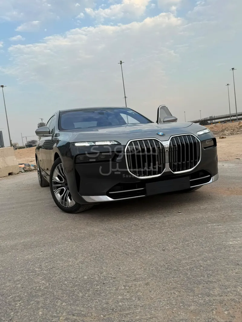 2024 بي ام دبليو الفئة السابعة 735 إل أي