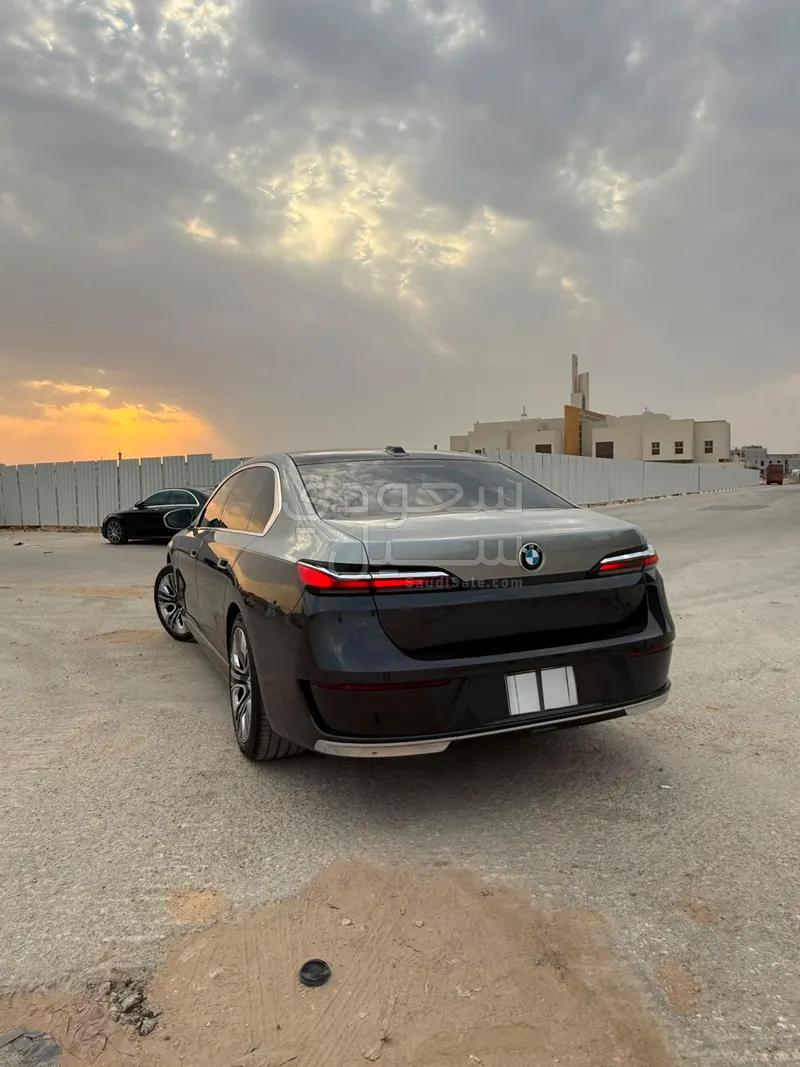 2024 بي ام دبليو الفئة السابعة 735 إل أي