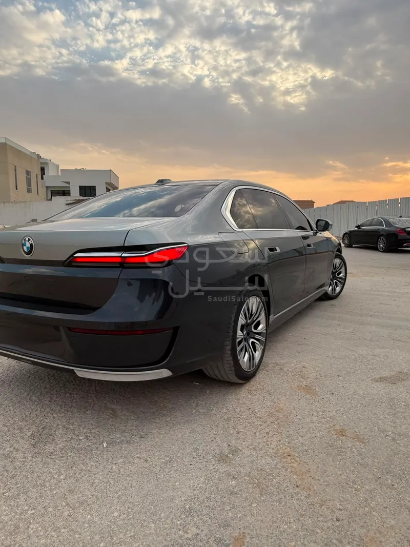 2024 بي ام دبليو الفئة السابعة 735 إل أي