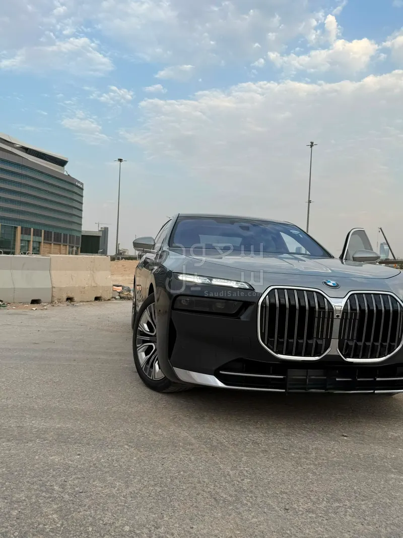 2024 بي ام دبليو الفئة السابعة 735 إل أي