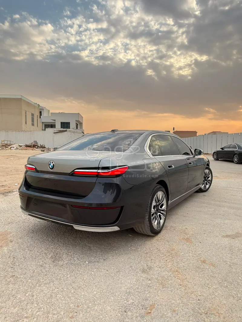 2024 بي ام دبليو الفئة السابعة 735 إل أي
