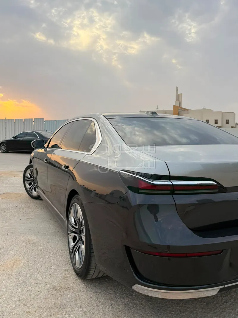 2024 بي ام دبليو الفئة السابعة 735 إل أي