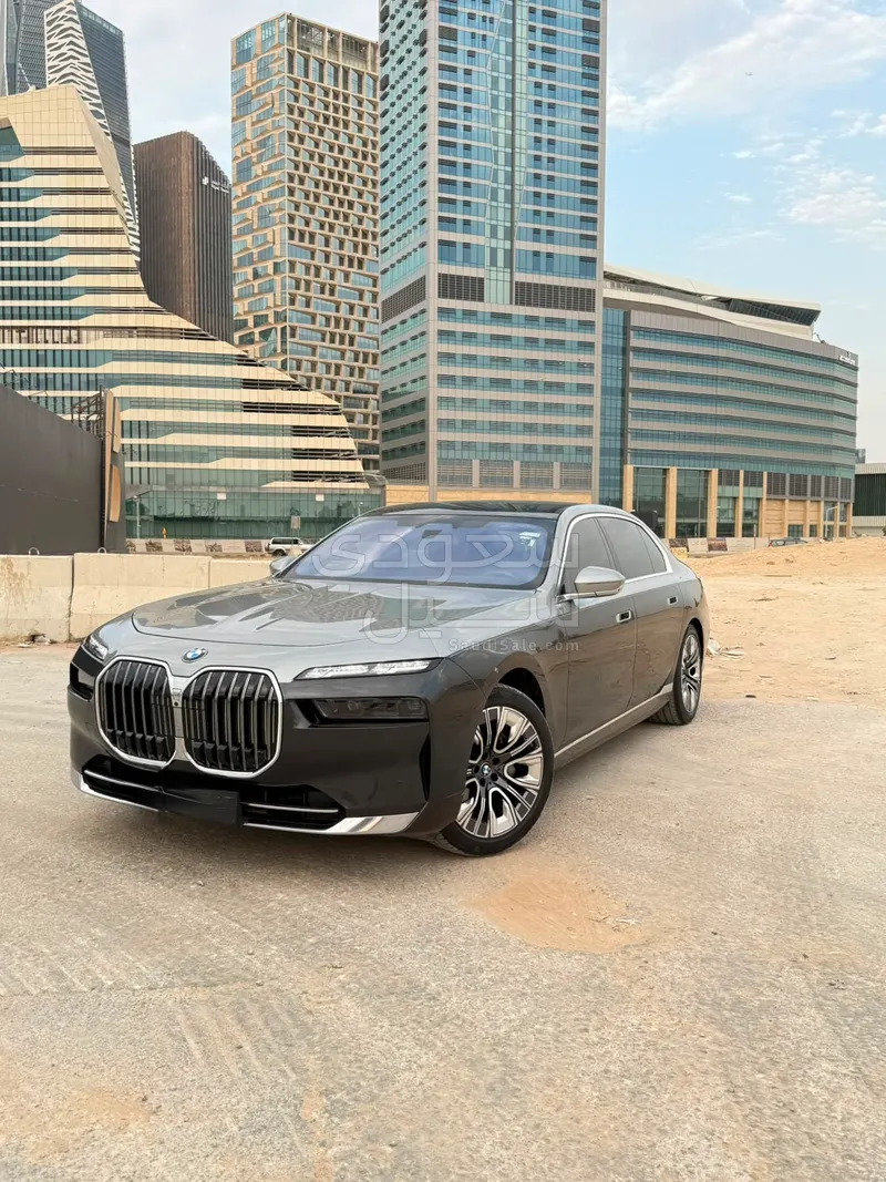 2024 بي ام دبليو الفئة السابعة 735 إل أي