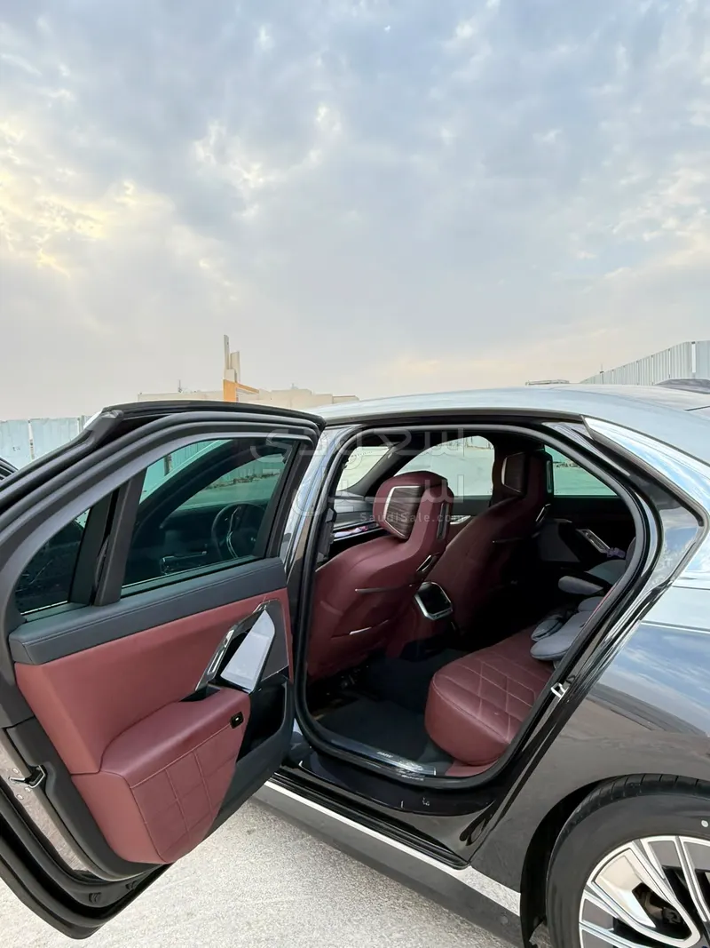 2024 بي ام دبليو الفئة السابعة 735 إل أي