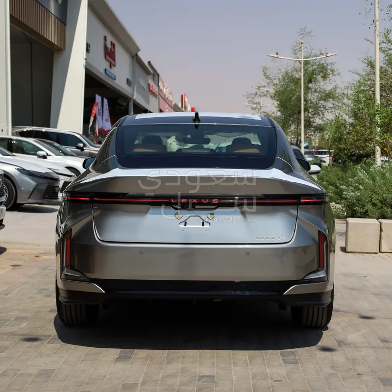 2026 لكزس إي إس 350
