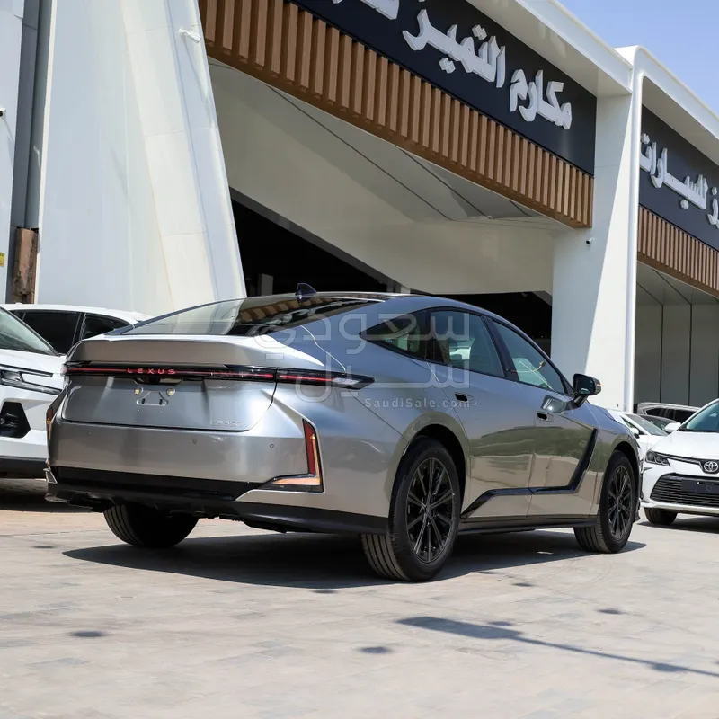 2026 لكزس إي إس 350