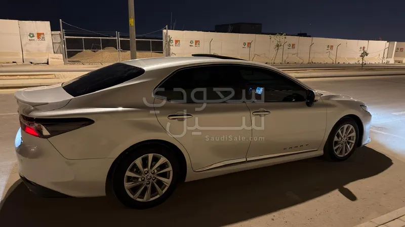 2021 تويوتا كامري جي ال اي