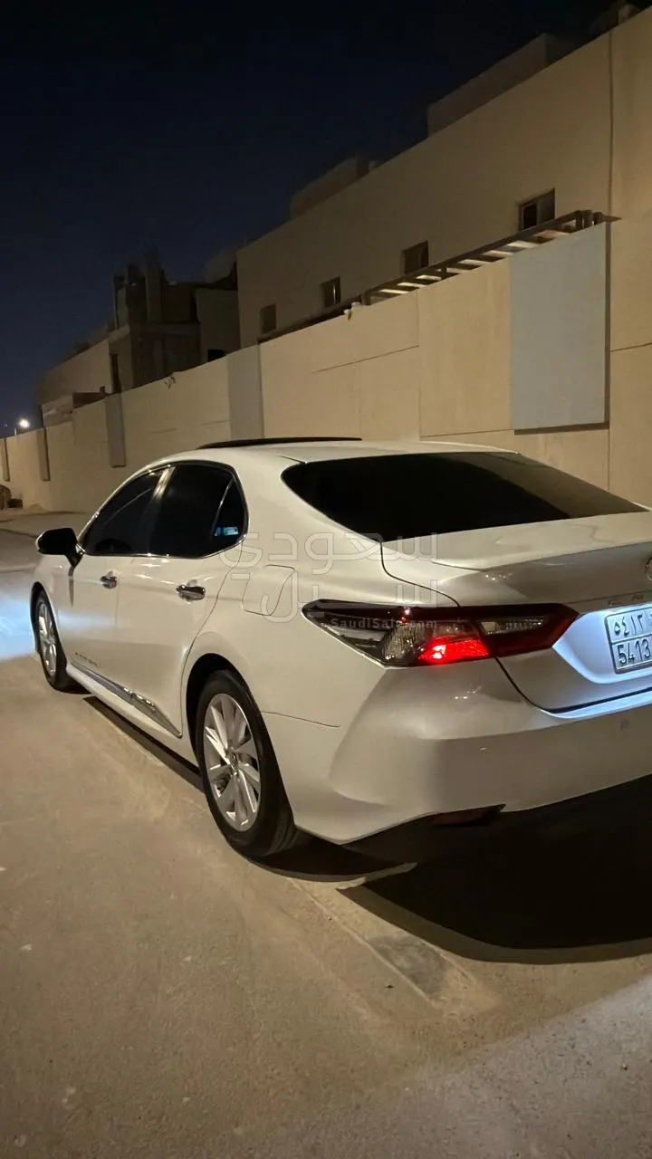 2021 تويوتا كامري جي ال اي