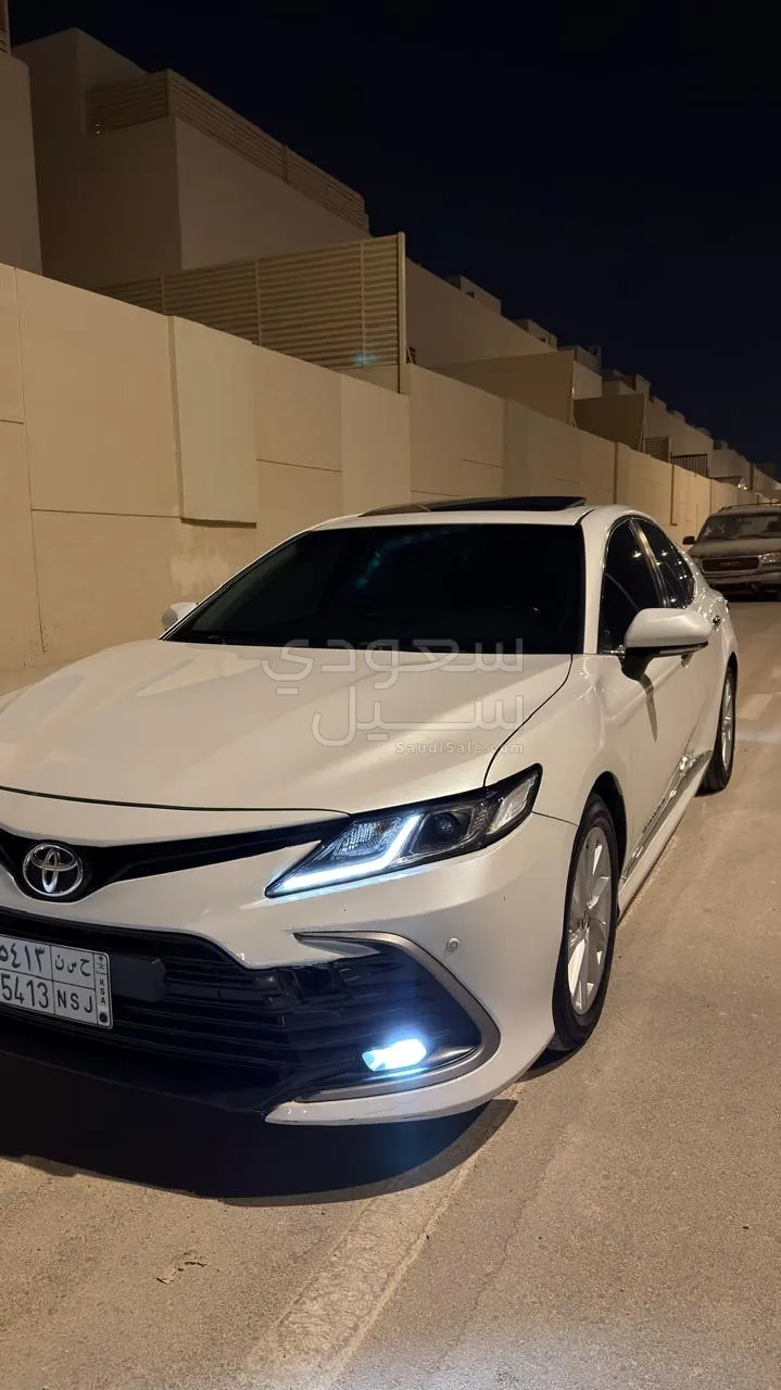 2021 تويوتا كامري جي ال اي