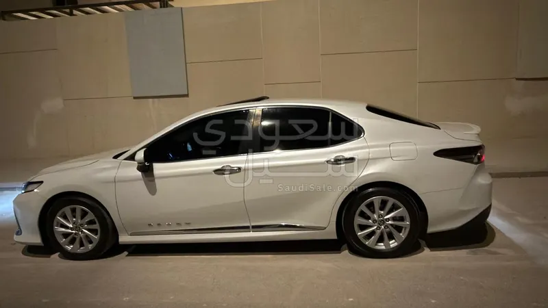 2021 تويوتا كامري جي ال اي