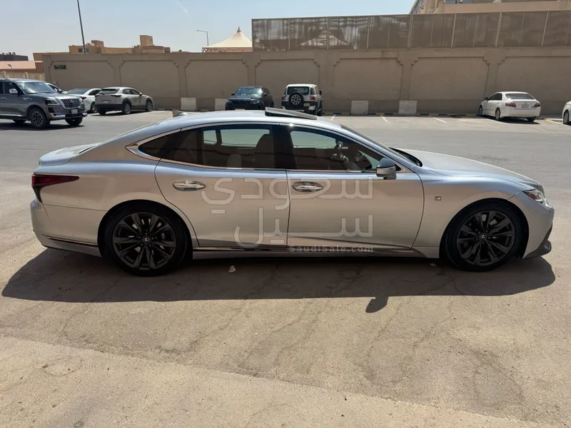 2021 لكزس إل إس 500إف