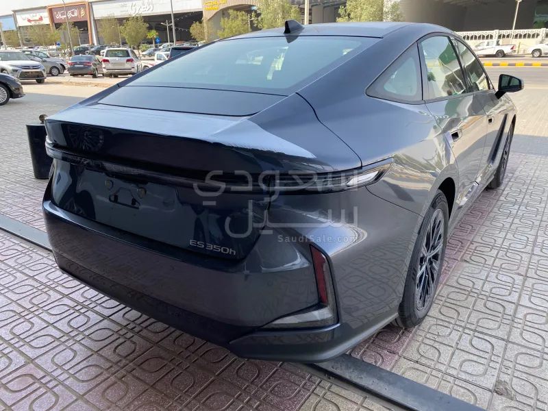 2026 لكزس إي إس 350