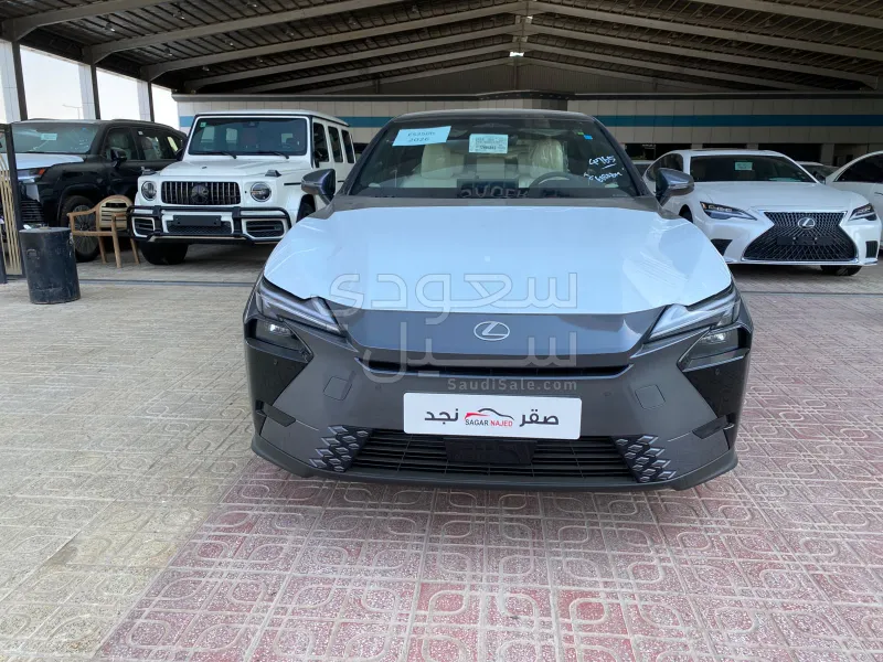 2026 لكزس إي إس 350