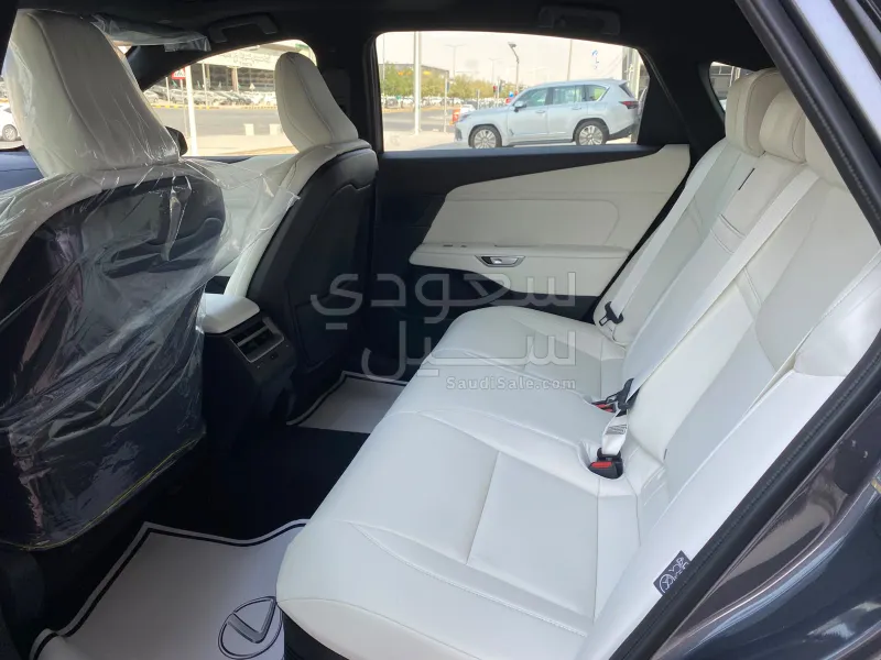 2026 لكزس إي إس 350