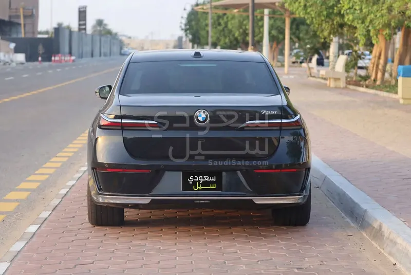 2026 بي ام دبليو الفئة السابعة 735أي