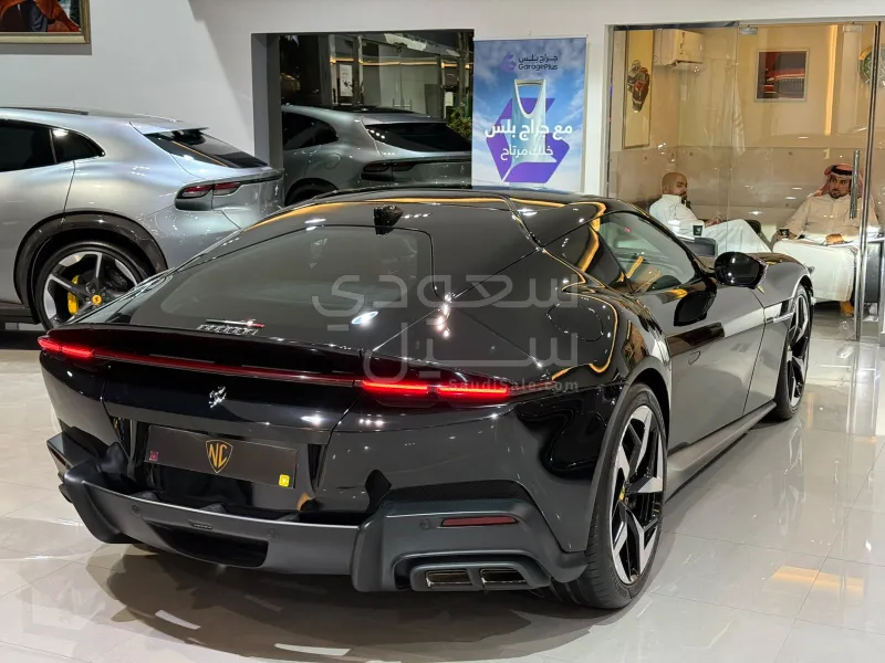 2025 فيراري 12 سيليندر