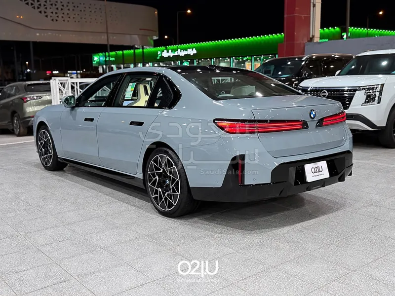 2027 بي ام دبليو الفئة السابعة 735أي