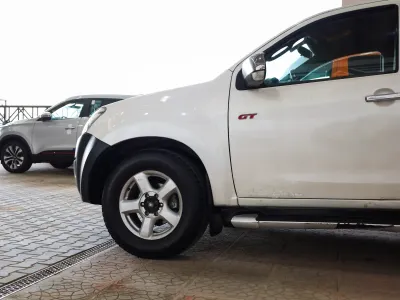 2015 ايسوزو بيكب غمارتين
