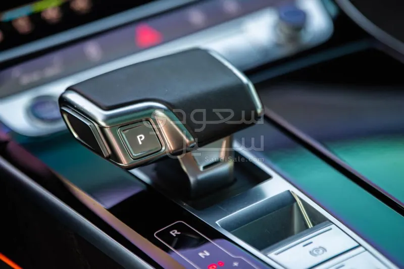 2021 اودي اي 8 ال 55تي اف اس أي