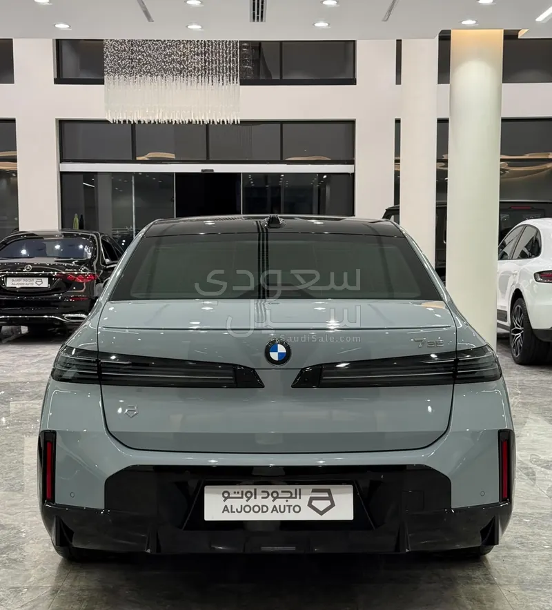 2027 بي ام دبليو الفئة السابعة 735أي