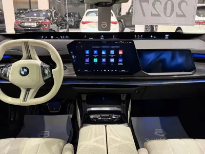 2027 بي ام دبليو الفئة السابعة 735أي