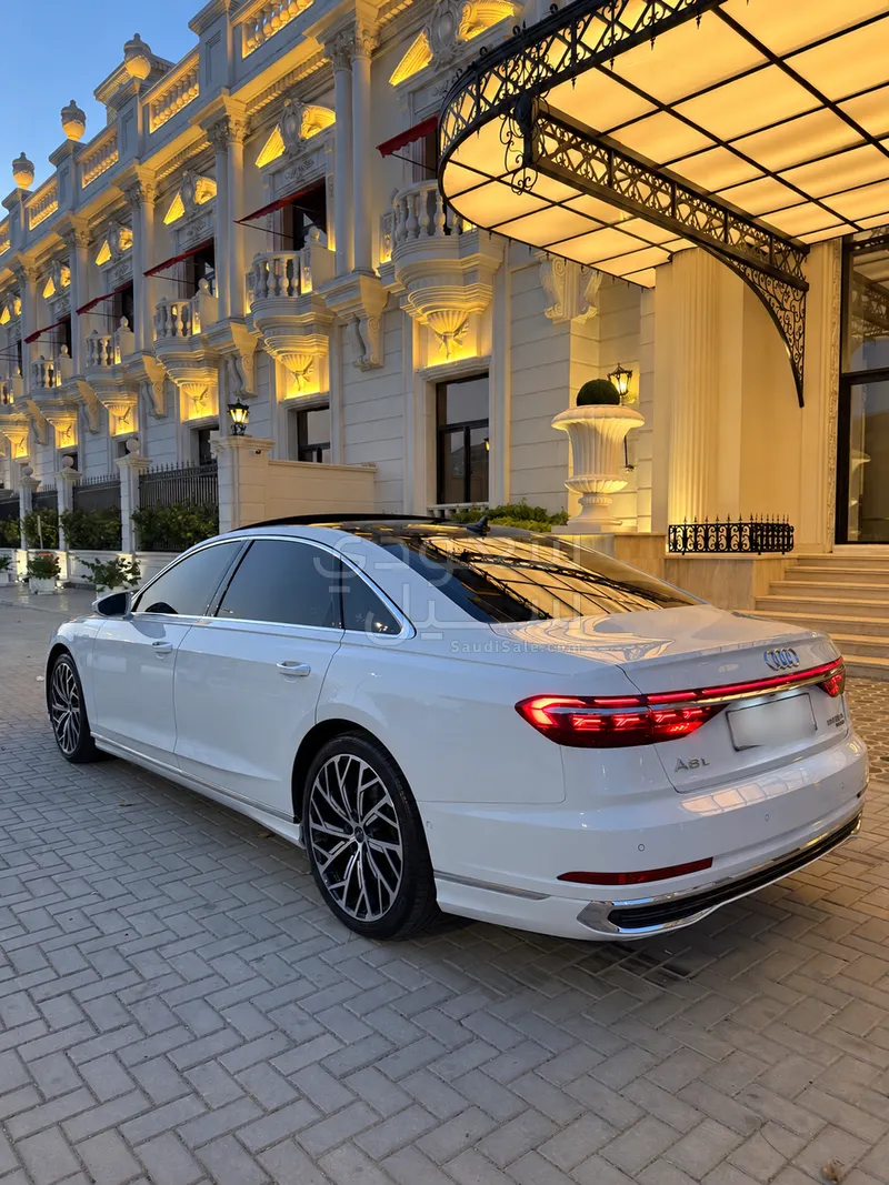 2023 اودي اي 8 50 تي إي اف اي