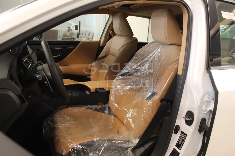 2025 لكزس إي إس 300 هايبرد