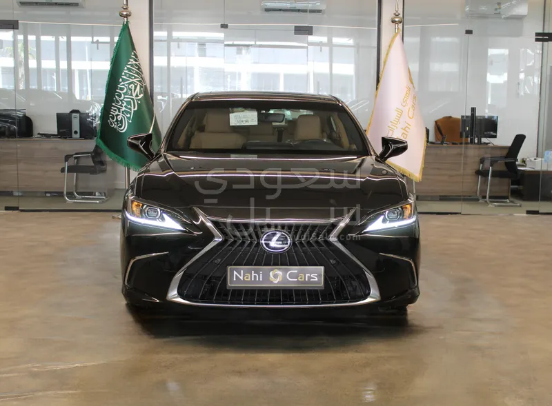 2025 لكزس إي إس 300 هايبرد