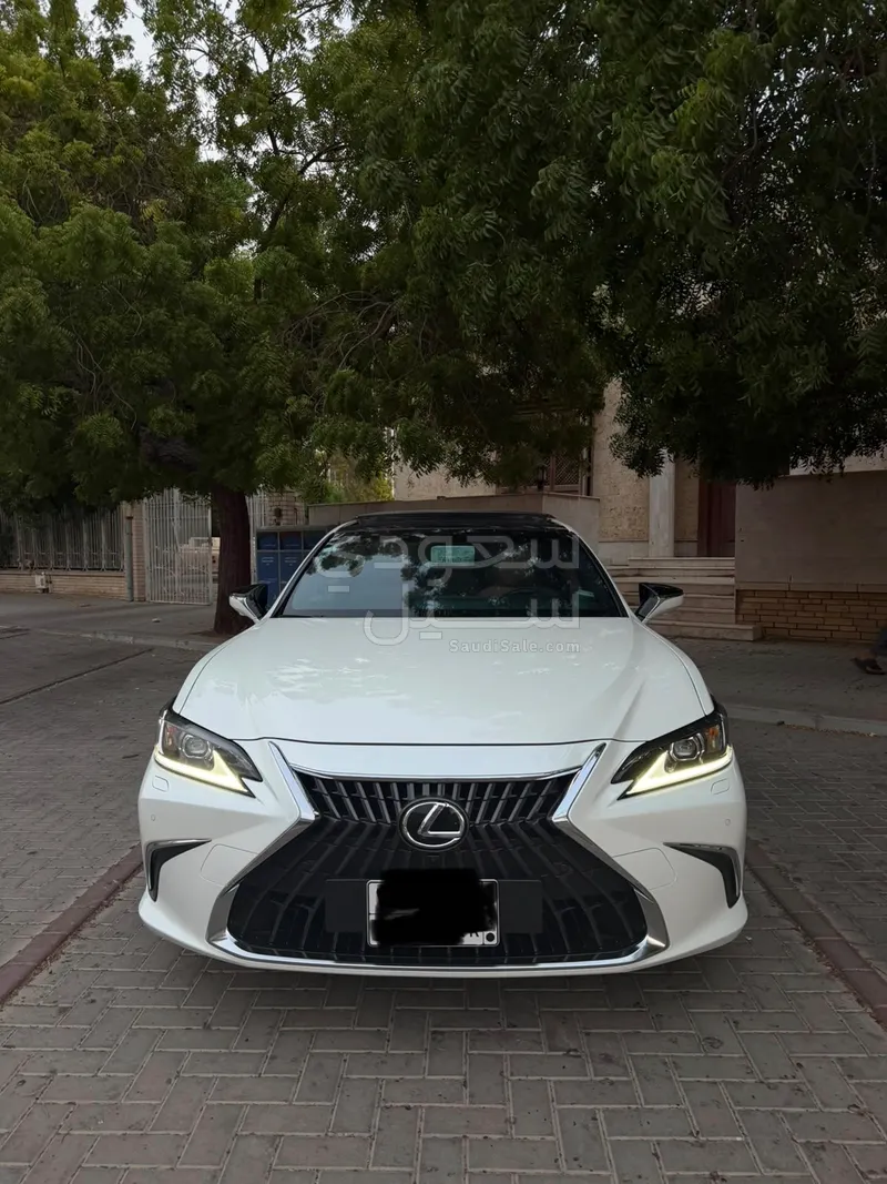 2023 لكزس آي إس 350