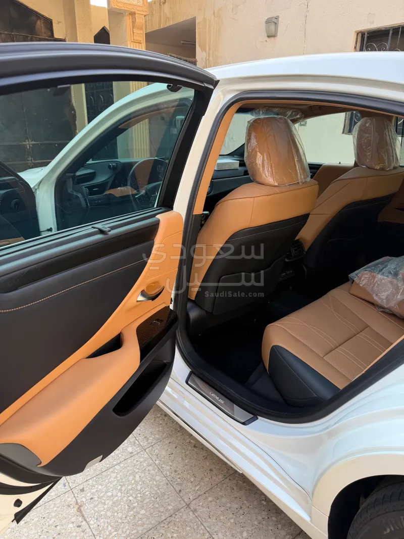 2023 لكزس آي إس 350