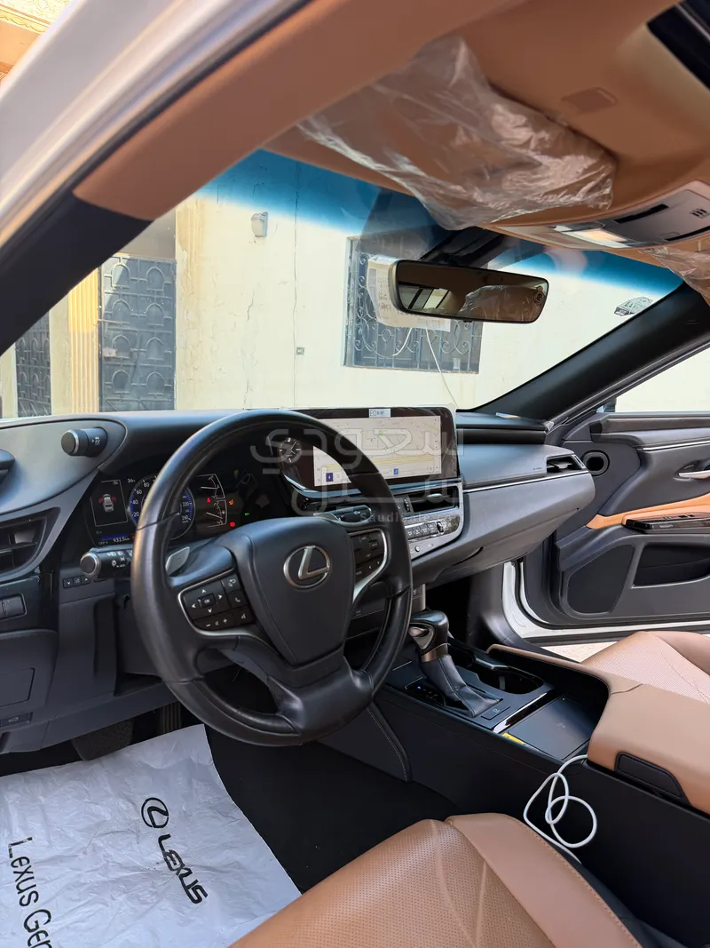 2023 لكزس آي إس 350